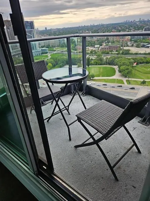1Bdrm Comfort Away From Home With Parking-Downtown Toronto Canada